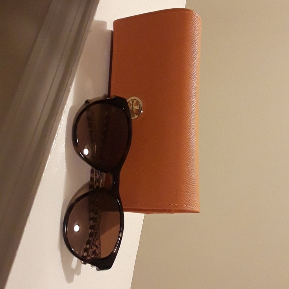 NWOT! Tory Burch Sunglasses!! Gift for sell.